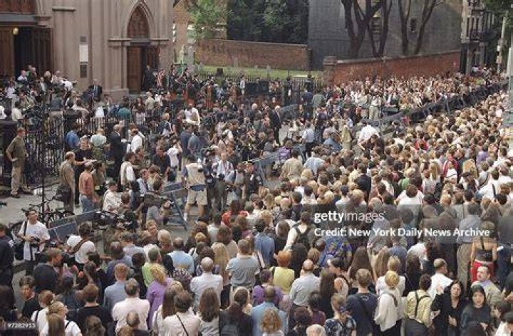 A crowd gathers in the living room for New Years from That 70s Show