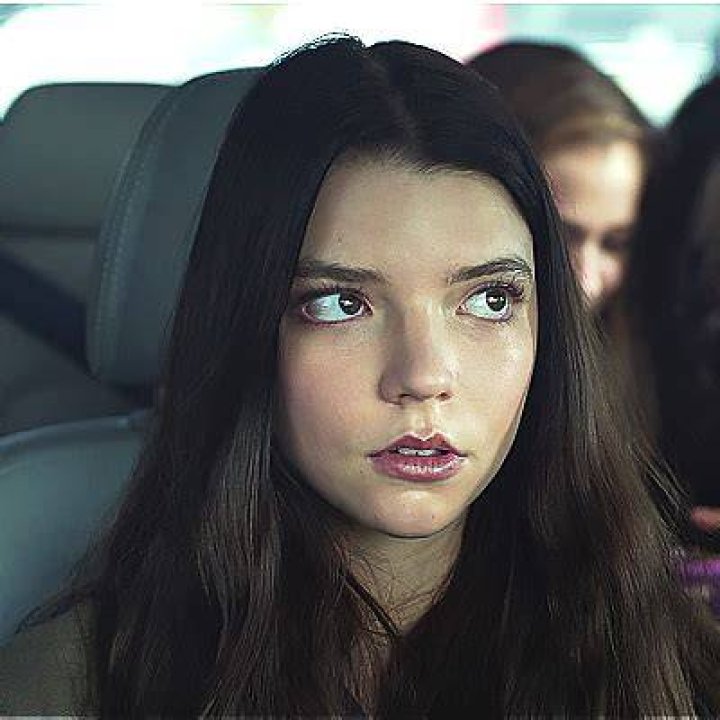 A screenshot of Casey Cooke facing Hedwig, one of Kevin Wendell Crumb's personalities, in Split