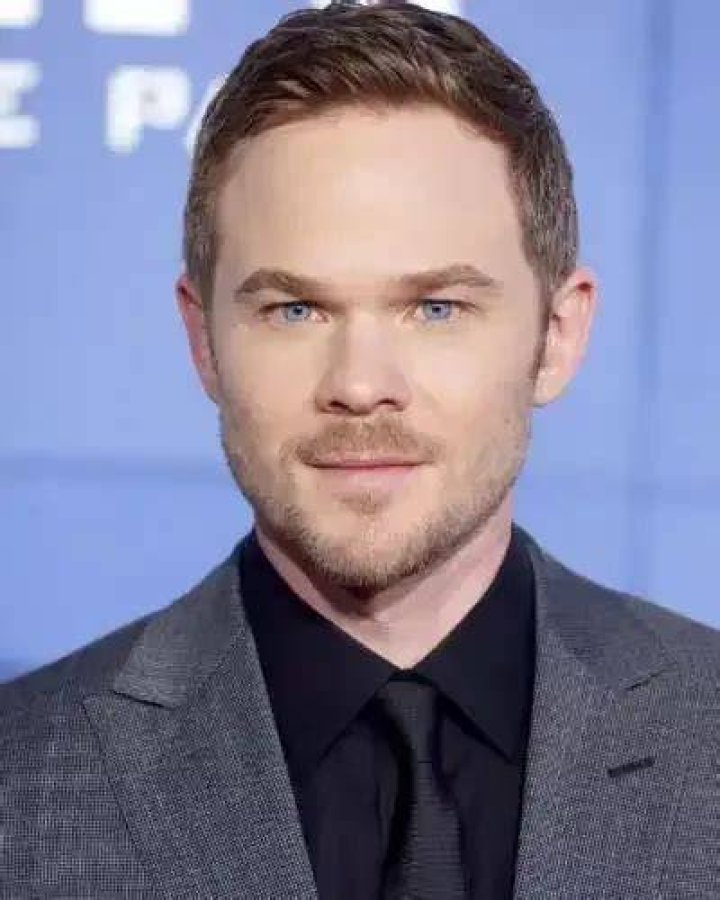 Aaron Ashmore Age, Net Worth, Height, Twin, Brother 2024