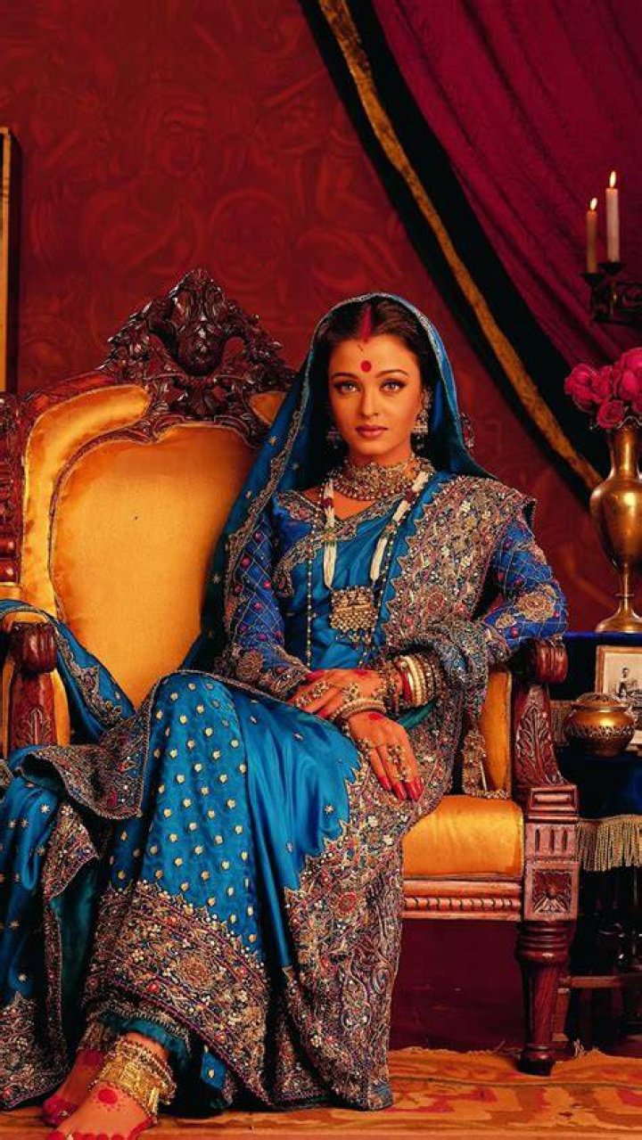 Aishwarya Rai with Blue Bengali Saree Designs for Paro