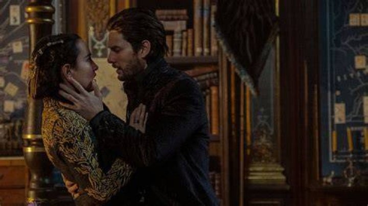 Alina and Kirigan about to kiss