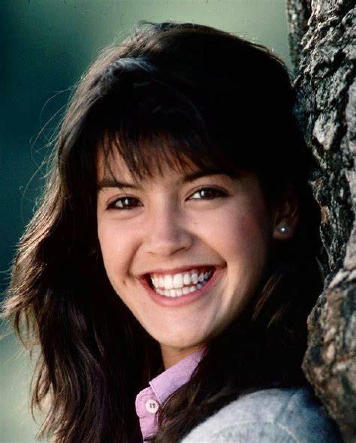 An image of Phoebe Cates sitting behind a table in Fast Times At Ridgemont High