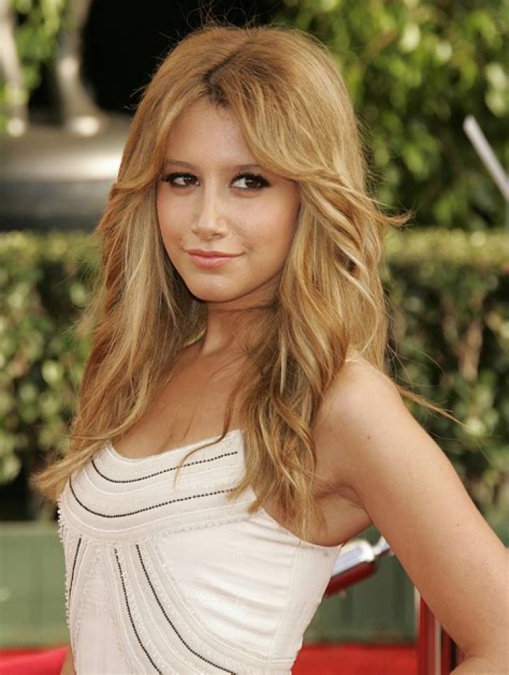 Ashley Tisdale smiling in The Suite Life Of Zack And Cody.