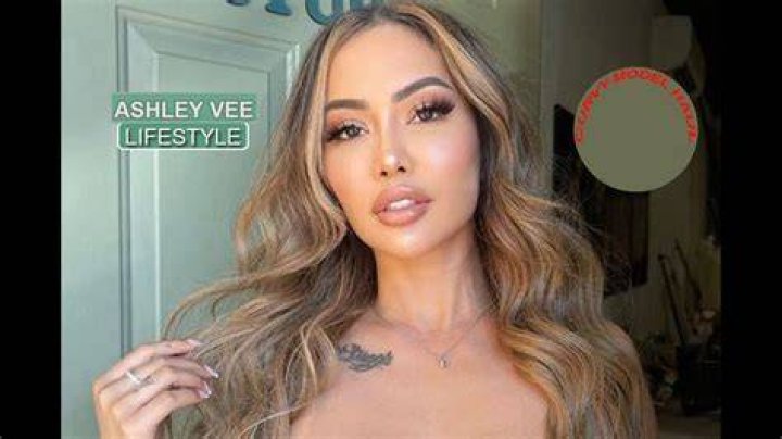 Ashley Vee is a GoodLookin' Go Go Dancer Barnorama