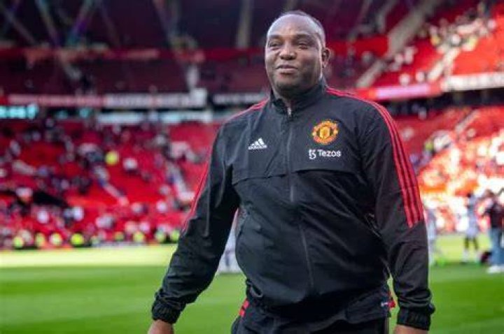 Benni McCarthy: Manchester United Coach Shares Erik Ten Hag's Reaction to Victor Lindelof Penalty