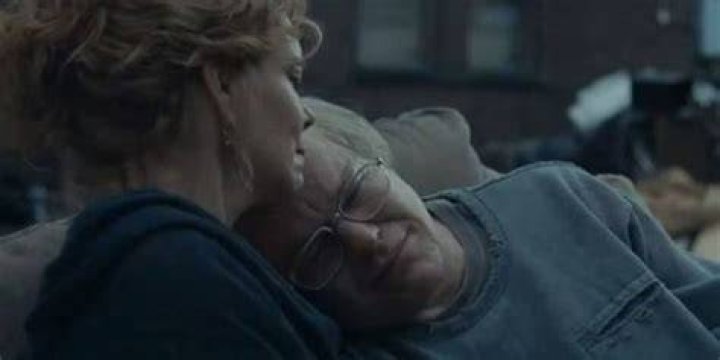 Caden leaning against a woman in Synecdoche New York
