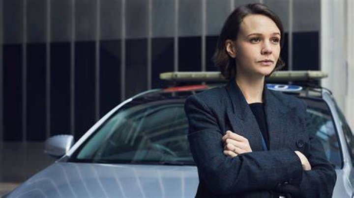 Carey Mulligan as Kip Glaspie speaks to someone