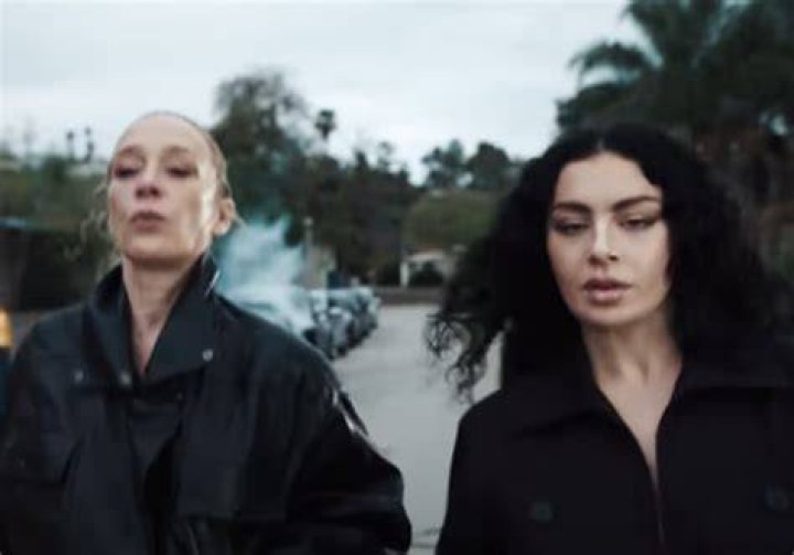 CHARLI XCX Eu nao sabia q ela era indiana pandlr