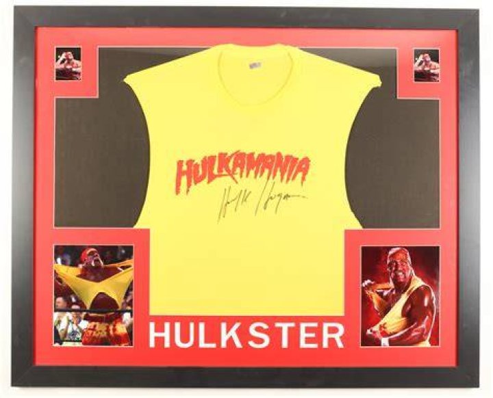 Custom image of Hulk Hogan flexing and Thor looking forward in Thor Love & Thunder