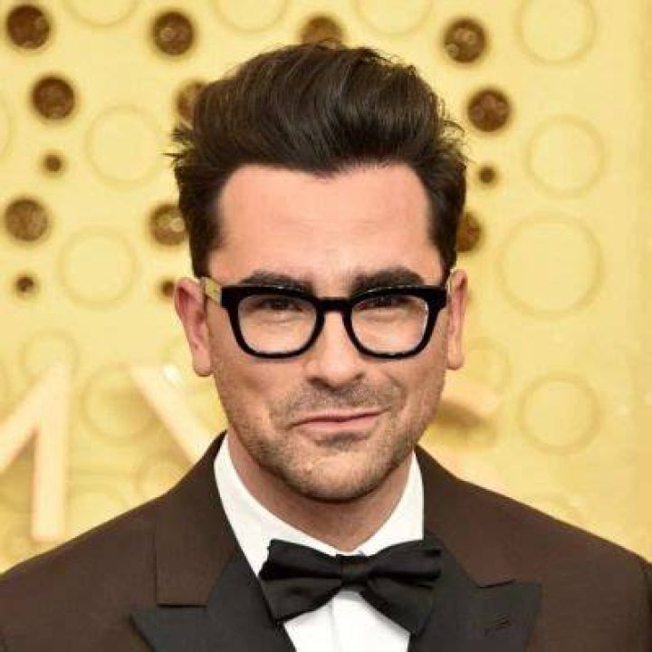Dan Levy Bio, Age, Height, Net Worth, Girlfriend, Dating