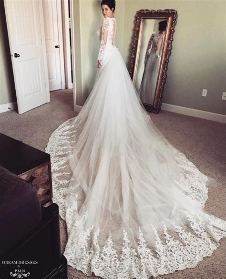 Detachable cathedral wedding train with lace trim Materials 1 layer