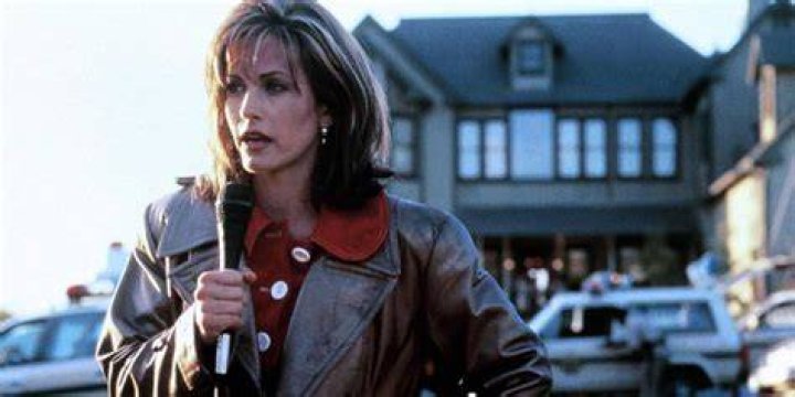 Dewey and Gale standing outside in Scream (1996) 