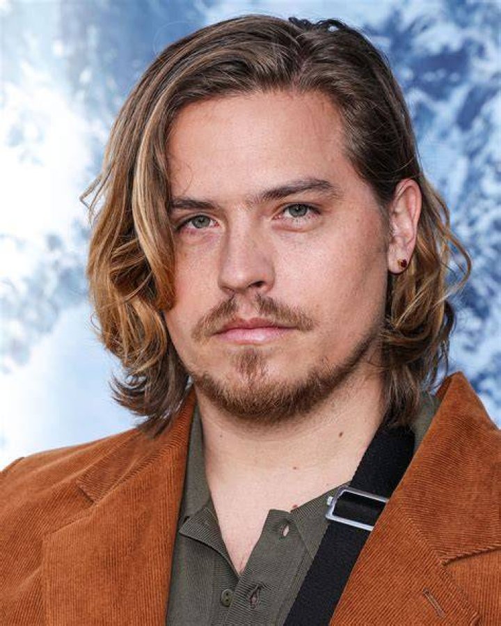 Dylan Sprouse looking to the left as Zack in The Suite Life Of Zack And Cody.