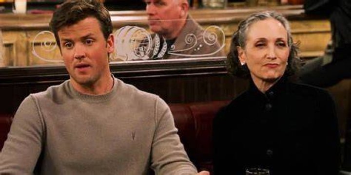 Freddy and Lilith at Mahoney's in the Frasier reboot episode 7