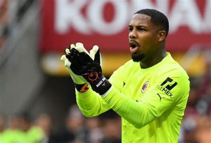 French goalkeeper collapses on his debut for Sivasspor