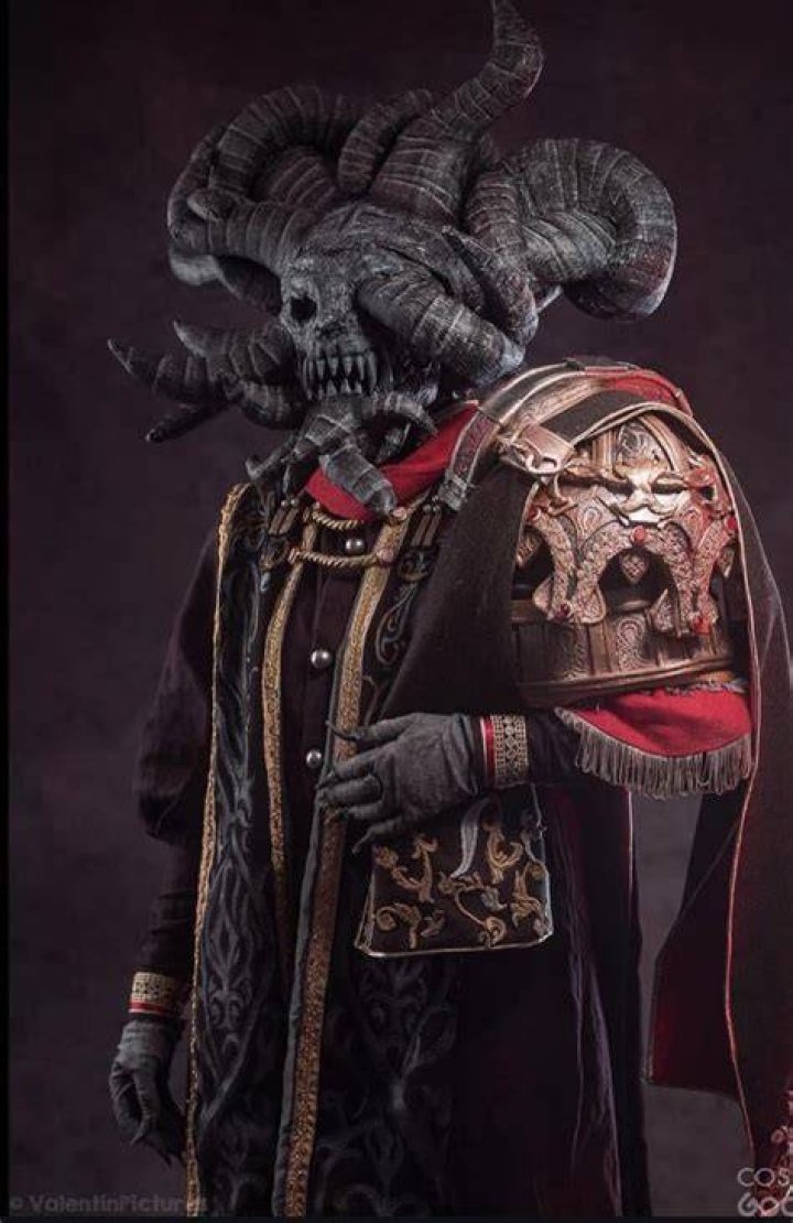 HyperRealistic Mohg Cosplay Will Have You Wishing For An Elden Ring TV