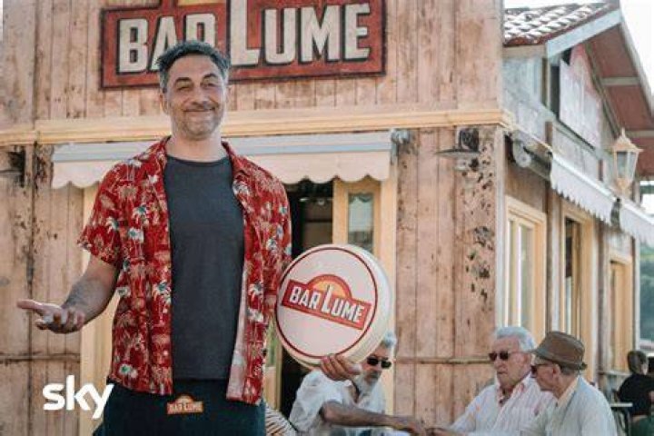 I Delitti del BarLume, episodio "Indovina chi?" una scena (Video) TvBlog