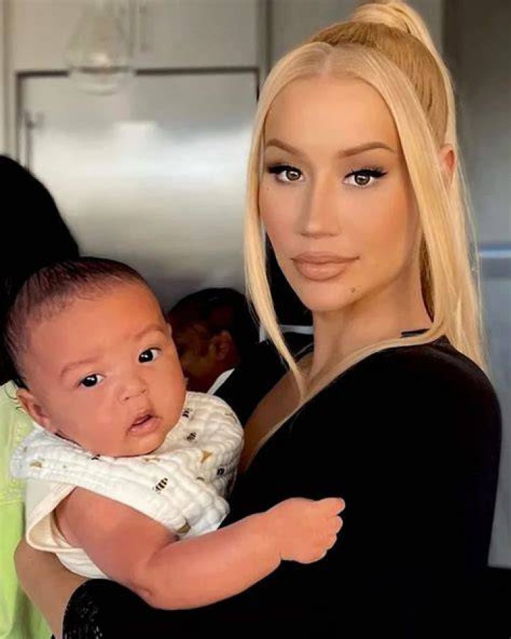 Iggy Azalea carrying her baby