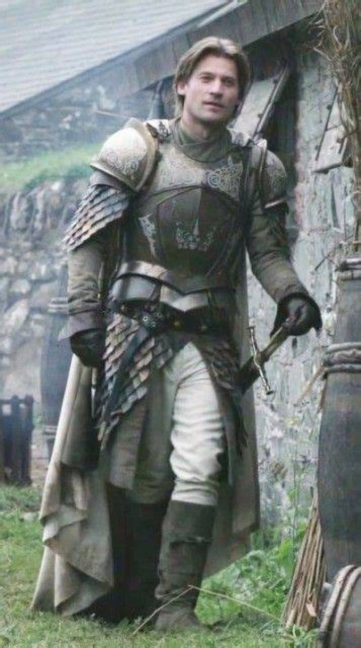 Jaime Lannister wearing armor in Game of Thrones. 