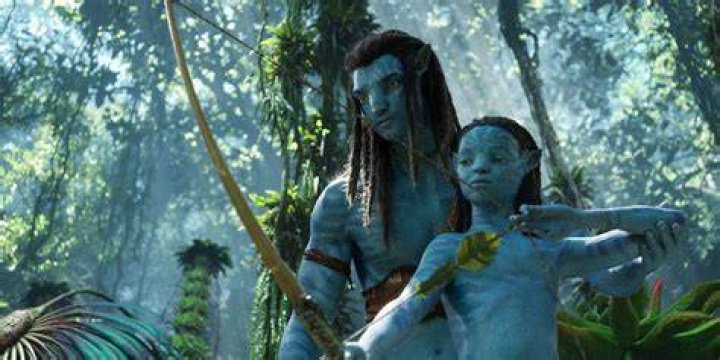 Jake training Neteyam with a bow and arrow in Avatar 2.