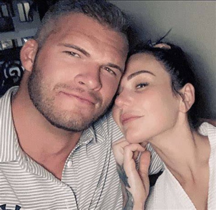 Jenni and Zack sitting together on Jersey Shore.