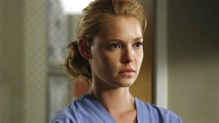 Katherine Heigl as Izzie Stevens Holding Out Keys in Grey's Anatomy Season 1