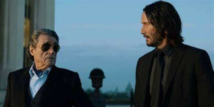 Keanu Reeves talking to Winston in John Wick 4.