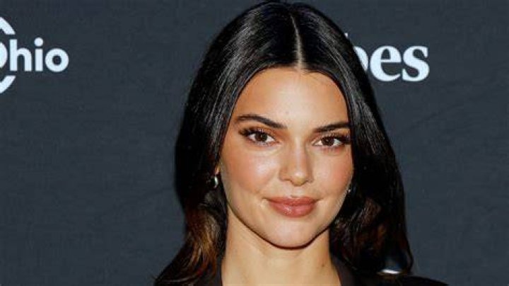 Kendall Jenner posts a nude photo, sparking debate about Instagram&rsquo;s