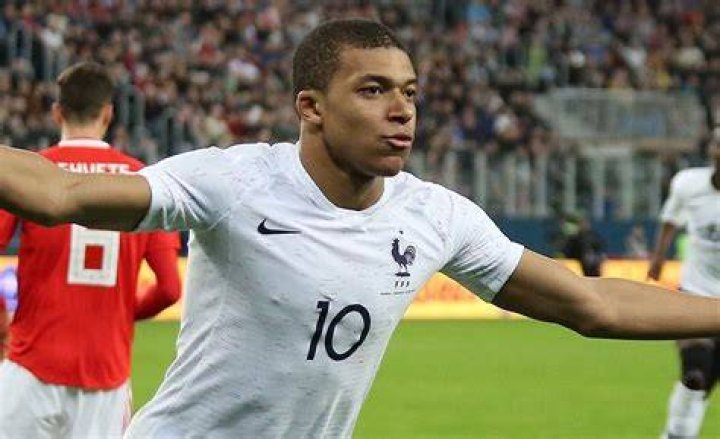 Kylian Mbapp&eacute; proche d'un mannequin transegenre de 32 ans