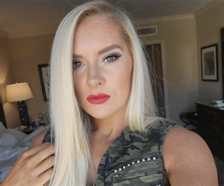 Lacey Evans in Bathing Suit Says "Summer Ain't Over" &mdash; Celebwell