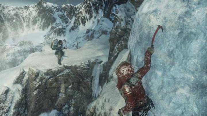 Lara climbs mountain in Rise of the Tomb Raider