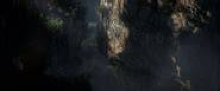 Lara scales cliff in Tomb Raider Legend