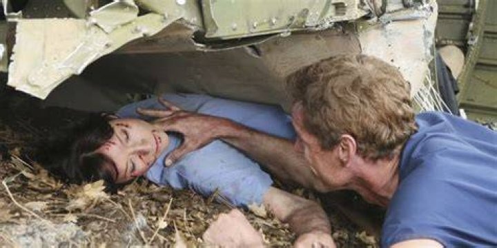 Lexie Trapped Under Plane In Season 8's Finale With Mark