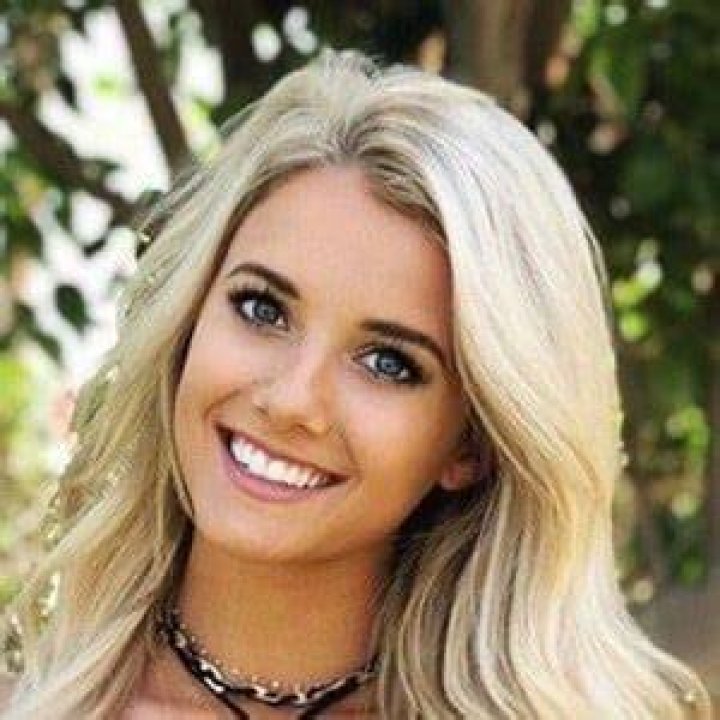 Lindsay Brewer (Instagram Model) Age, Bio, Wiki, Height, Weight