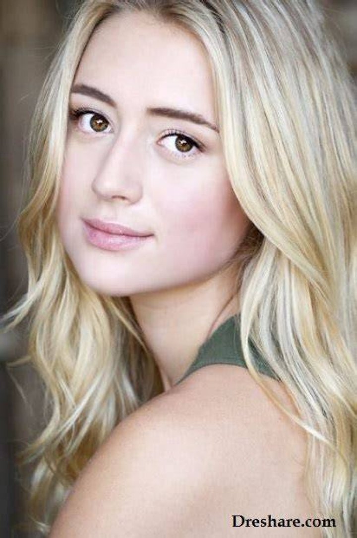 Lizze Broadway Biography, Age, Height, Boyfriend, Net Worth