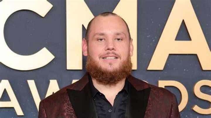 Luke Combs tritt mit seiner Band am zweiten Tag des iHeartRadio Music