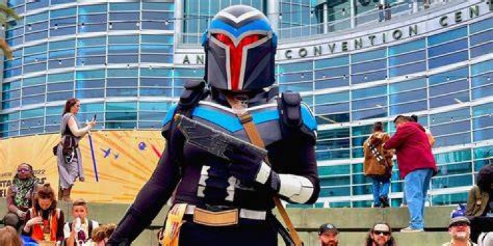 Mandalorian and Vigilante Crossover Cosplay