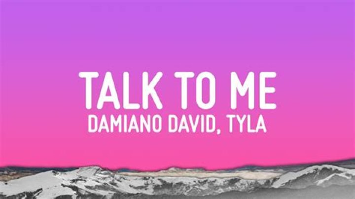 Merediyh and David talk in the hall in Grey's Anatomy