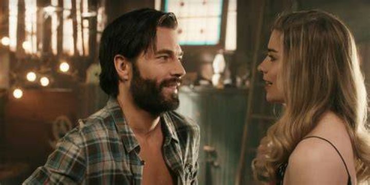 Mutt talking closely with Alexis on Schitt's Creek