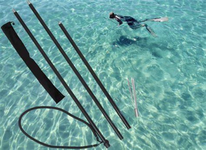 Namora throws a spear underwater