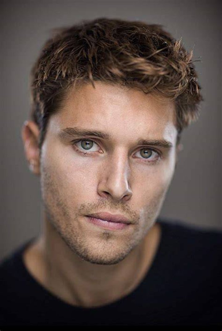 Oliver Stark and Ronen Rubinstein as Buck and TK in 911 Lone Star