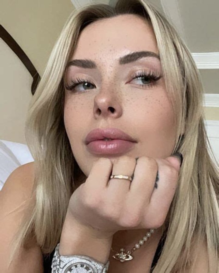 Pouty Girl on Instagram &ldquo;gimme your best pick up line ️&rdquo; Corinna