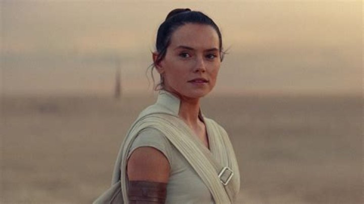 Rey on Tatooine looking off-screen in The Rise of Skywalker
