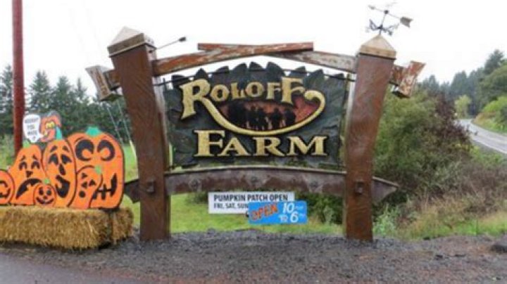 Roloff Farms sign from Little People, Big World by side of road