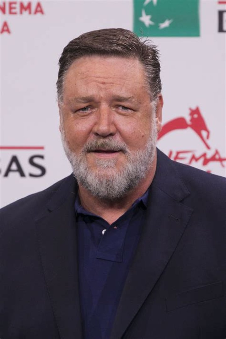 Russell Crowe with cellphone against his face in The Insider