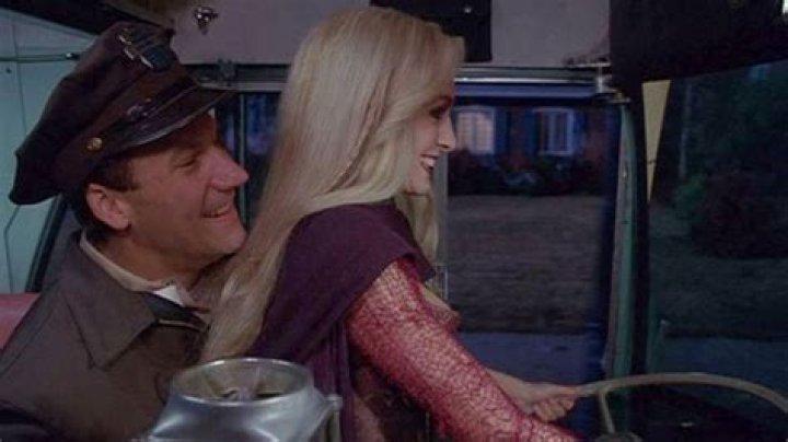 sarah and the bus driver in hocus pocus