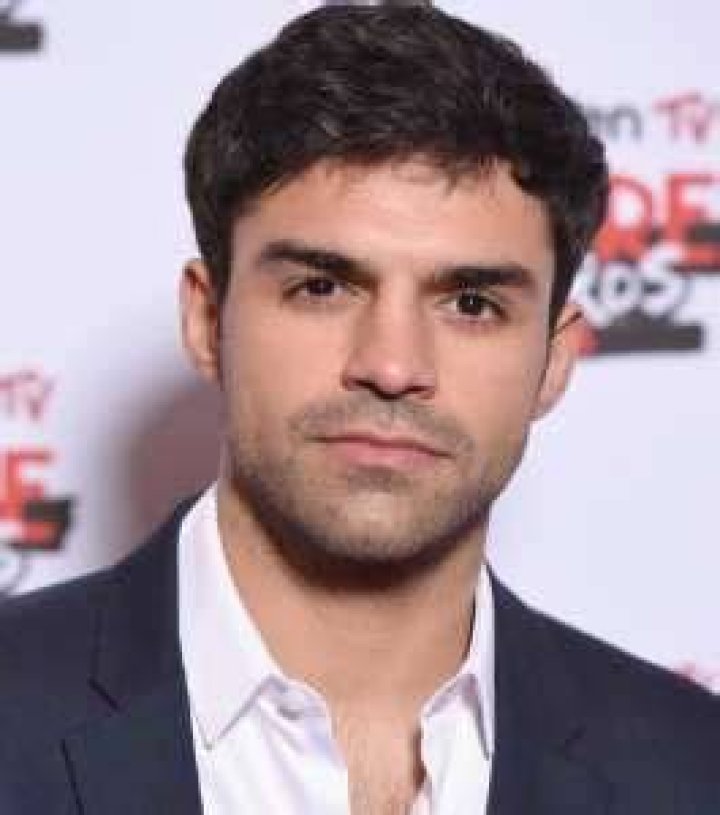 Sean Teale Birthday, Real Name, Age, Weight, Height, Family, Facts