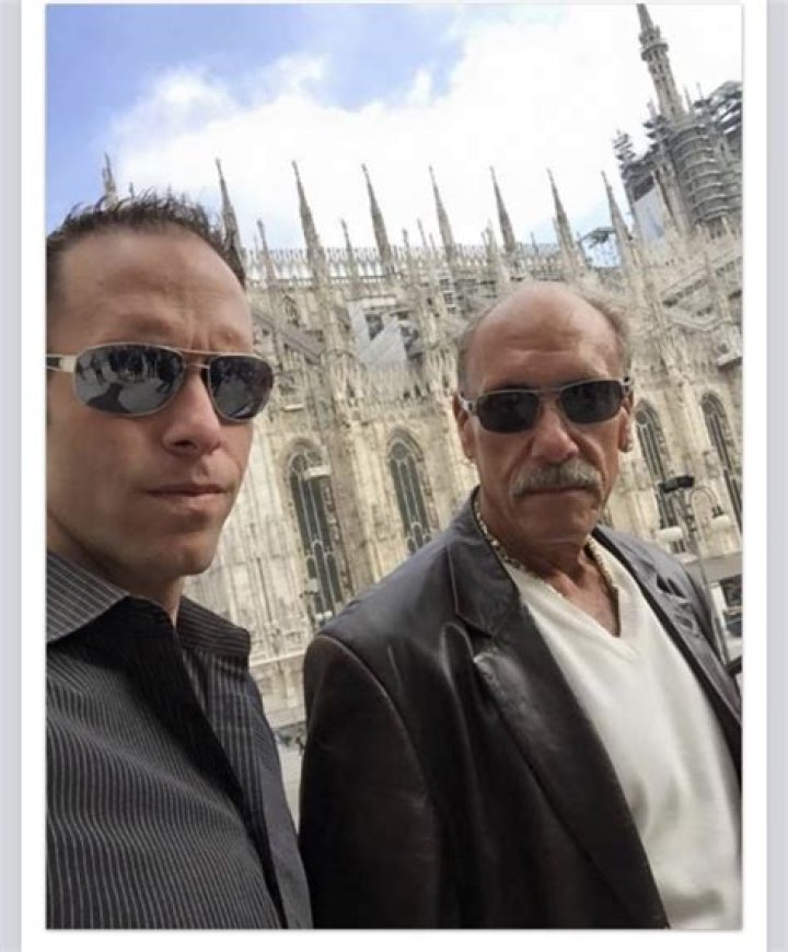 Seth and his father at the clinic in The 40-Year-Old Virgin