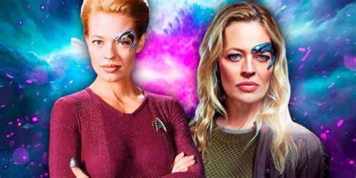 Seven of Nine looks on in Star Trek Voyager 
