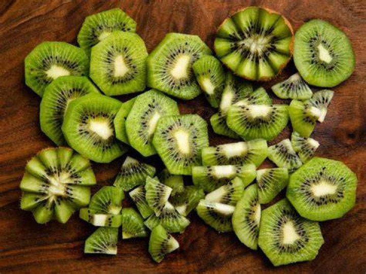 sliced kiwi
